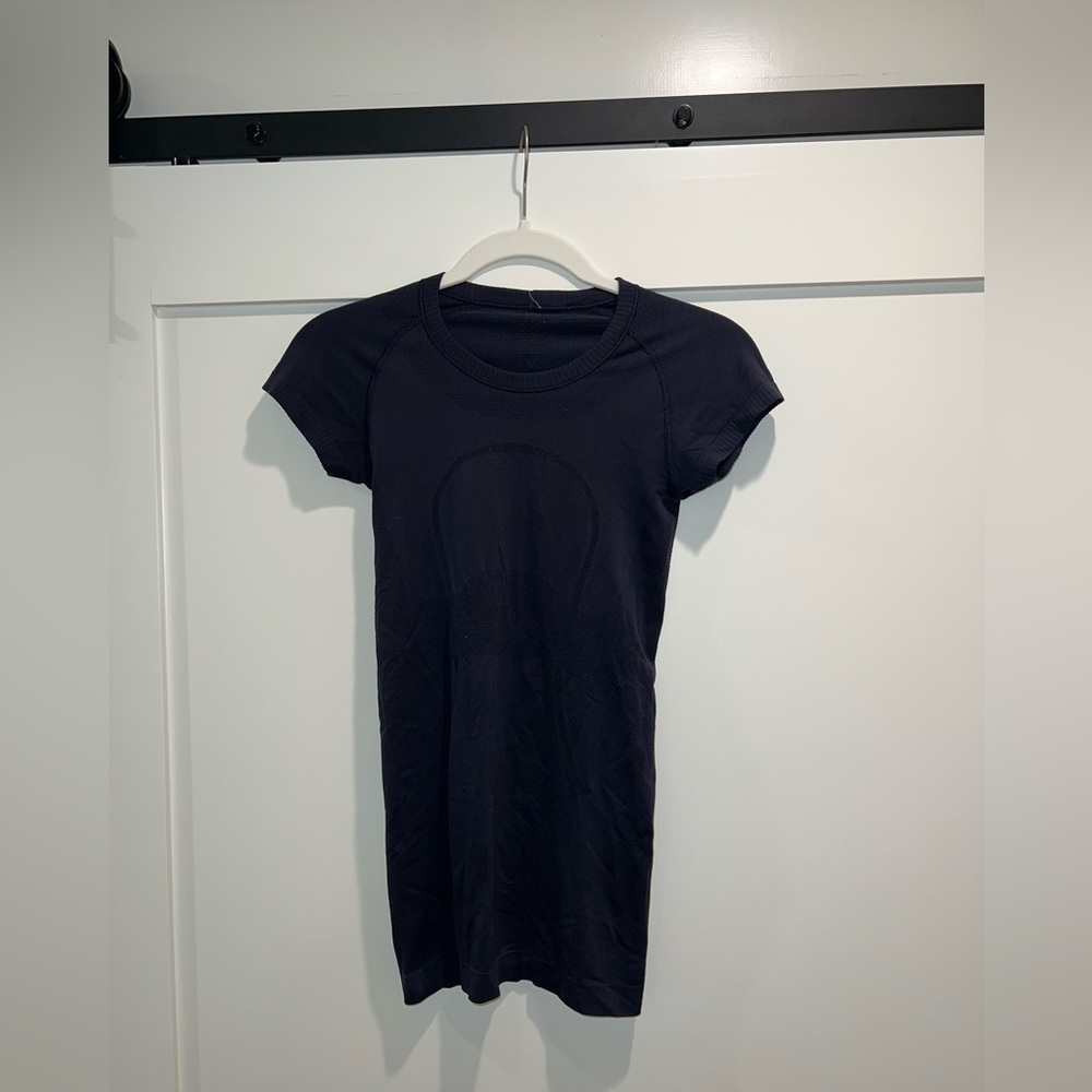 Lululemon Navy size 2 Swiftly Tech Top